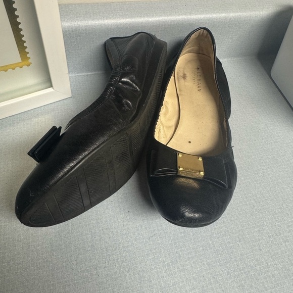 Tory Burch Black and Tan Leather Flats with Logo Medallion - Picture 7 of 12